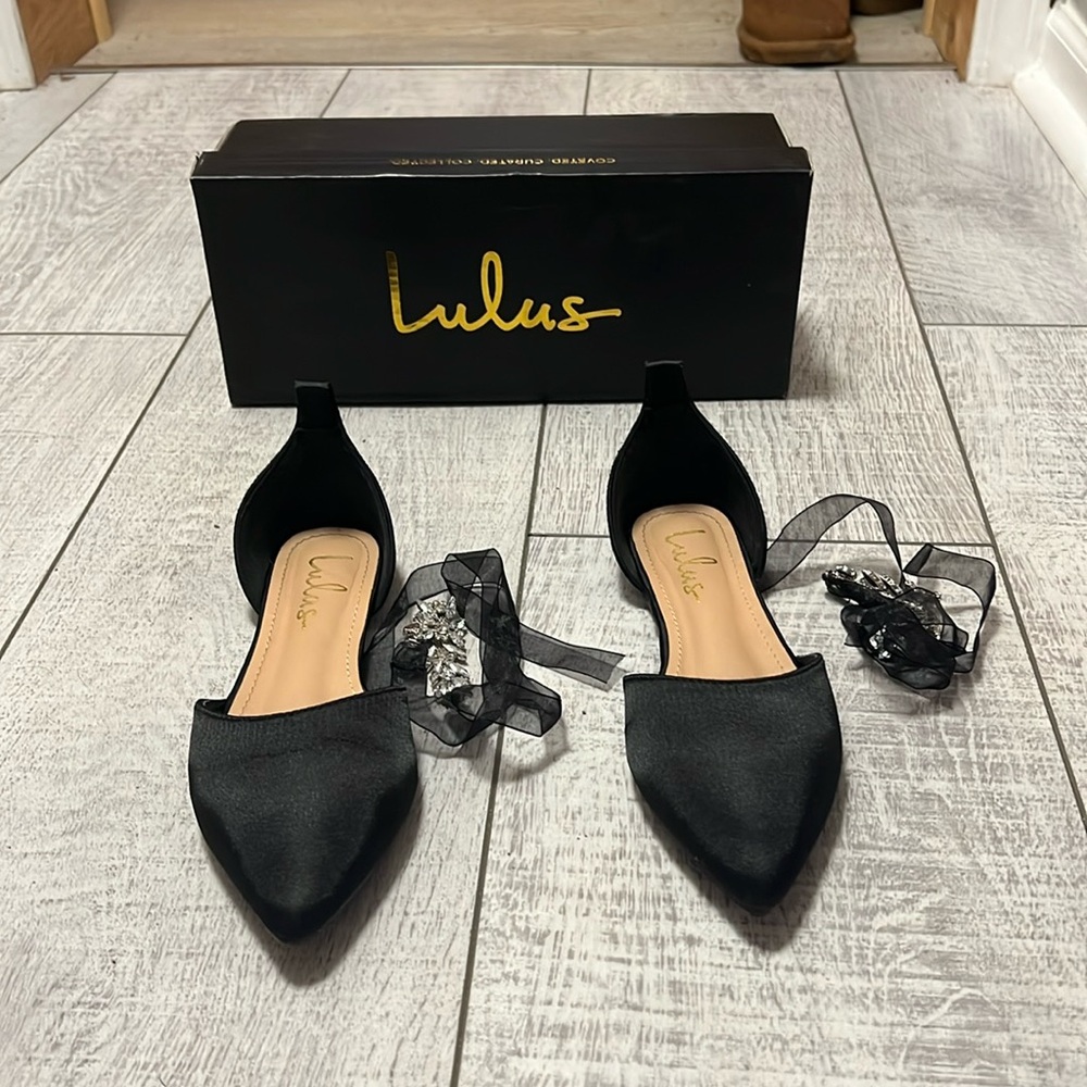 Women’s Lulus black flats with ankle gem wrap ￼